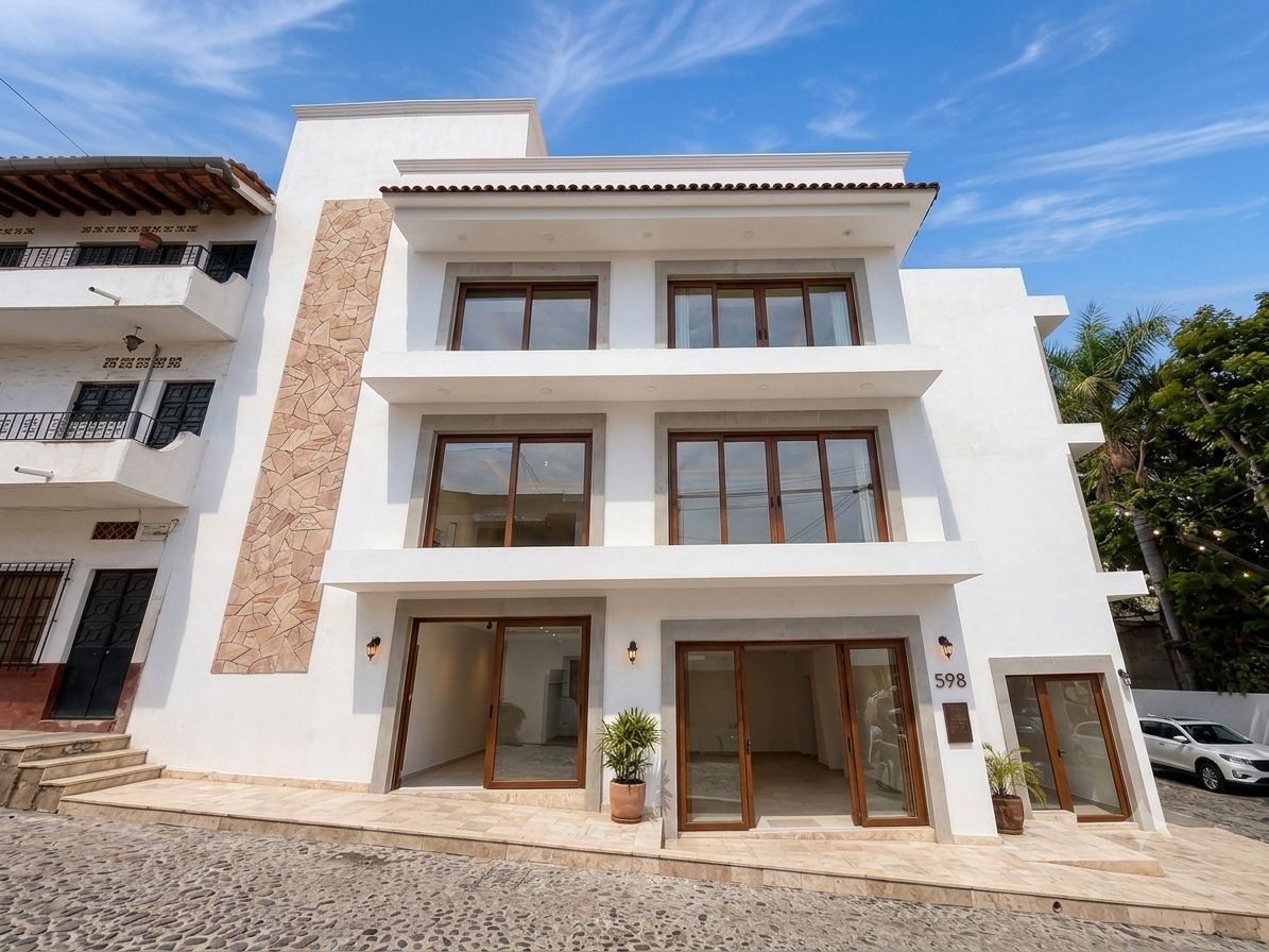 Casa Hidalgo — fachada y llegada sobre calle empedrada
